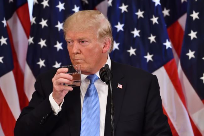 Trump ameaça tarifas de 200% sobre o álcool europeu
