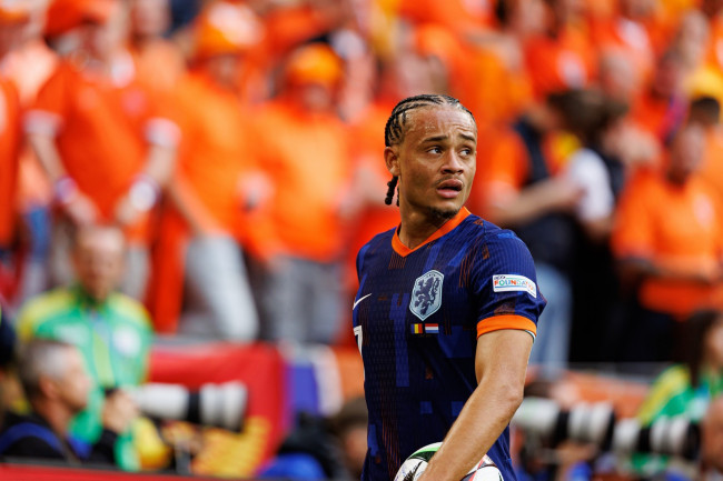 Xavi Simons, do Tottenham, foi excluído da Copa do Mundo contra a Holanda devido a lesão no joelho