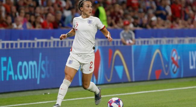Inglaterra recupera de desvantagem e vence 