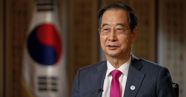 Tribunal sul-coreano reintegra Han Duck-soo como presidente interino