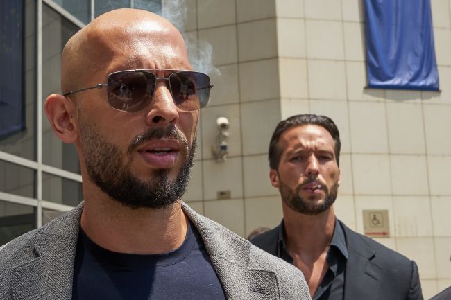Irmãos Tate retornam à Romênia para comparecer ao tribunal