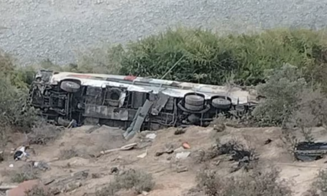 Pelo menos 37 mortos após ônibus de passageiros cair em barranco no Peru