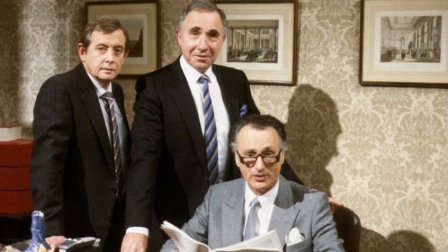 Funcionários do governo do Reino Unido em breve serão apoiados por IA com o nome de uma sitcom