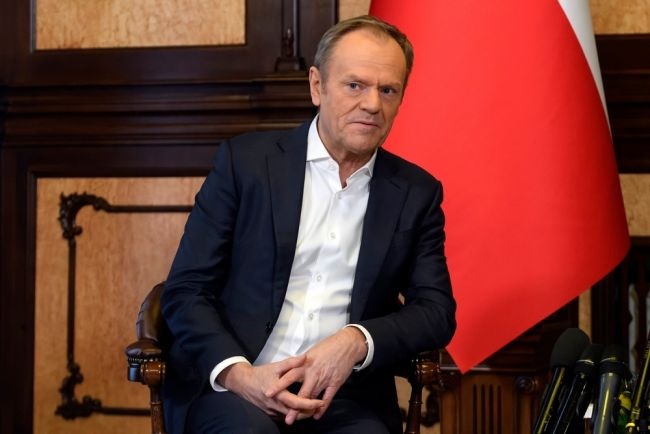 Tusk busca voto de confiança após derrota eleitoral