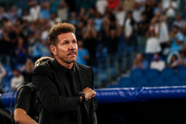 Simeone celebra o seu 700º jogo com o Atlético de Madrid, um dos mais longos reinados do futebol moderno