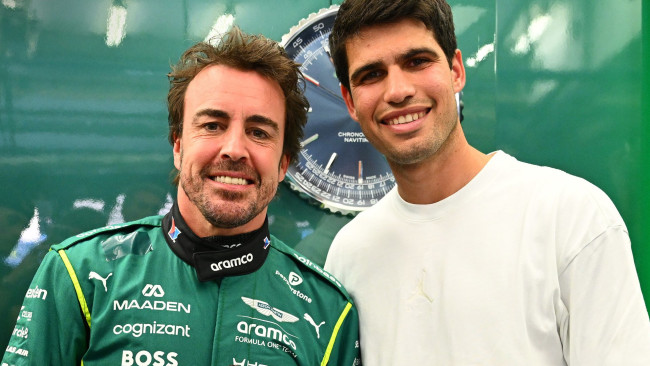 Carlos Alcaraz visita seus compatriotas Fernando Alonso e Carlos Sainz nos testes da F1 no Bahrein