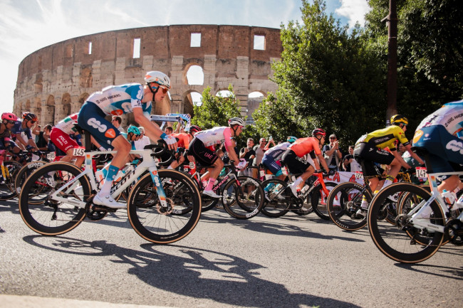 Paul Magnier vence a primeira etapa do Giro d'Italia com queda em massa no sprint final