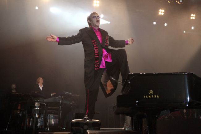 Elton John exige mudança nas regras de direitos autorais do Reino Unido para proteger artistas da exploração de IA