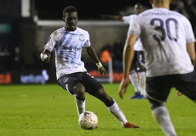 Jogador do Everton expulso por dar um tapa em um companheiro, mas seu treinador "gosta bastante"