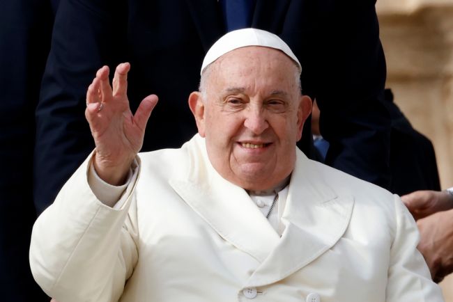 Líderes mundiais e milhares de pessoas se reúnem para se despedir do Papa Francisco