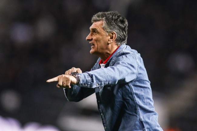 Técnico do Olympiacos reclama do árbitro em jogo contra o Barça: "Assim que entramos no jogo, eles nos tiraram"