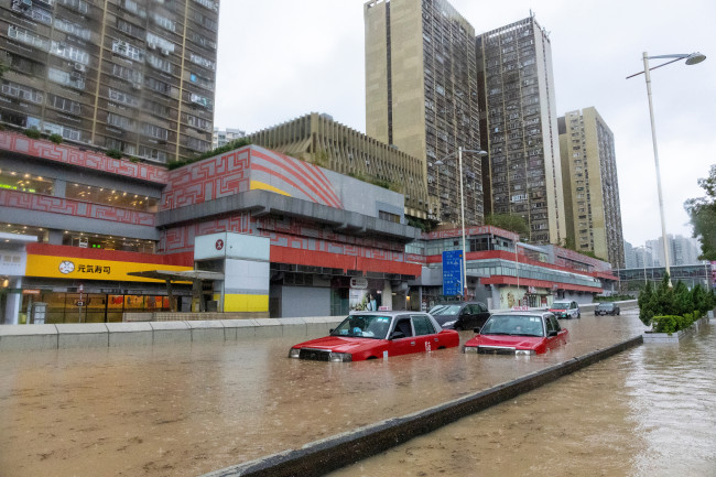 Enchentes após chuvas extremas deixam dezenas de mortos e milhares de afetados na Índia