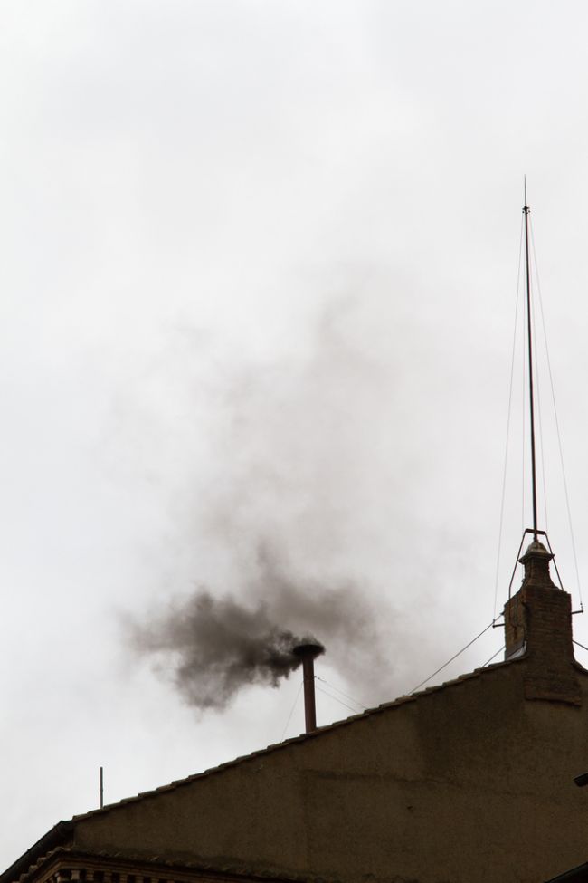 Cardeais entram no segundo dia de votação em conclave papal histórico