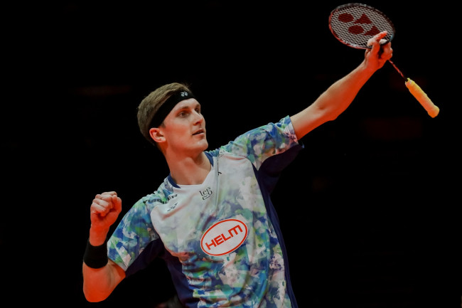 A lenda do badminton dinamarquês Viktor Axelsen se aposenta devido a problemas recorrentes nas costas, tendo vencido quase tudo