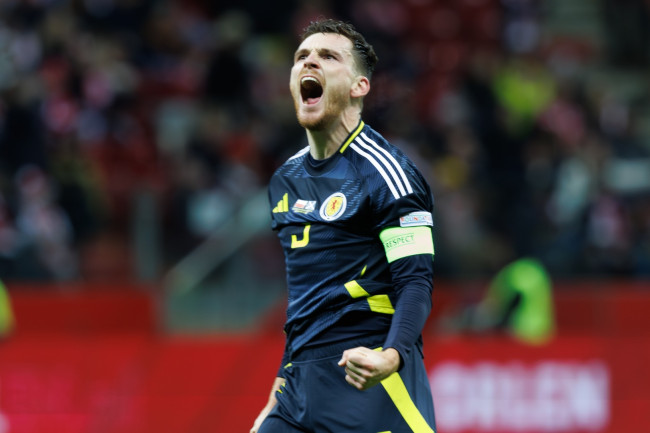 O capitão da Escócia, Andy Robertson, lê carta emotiva de Rute Cardoso, esposa de Diogo Jota