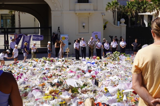 A Austrália realiza um dia nacional de luto pelas vítimas do massacre em Bondi Beach