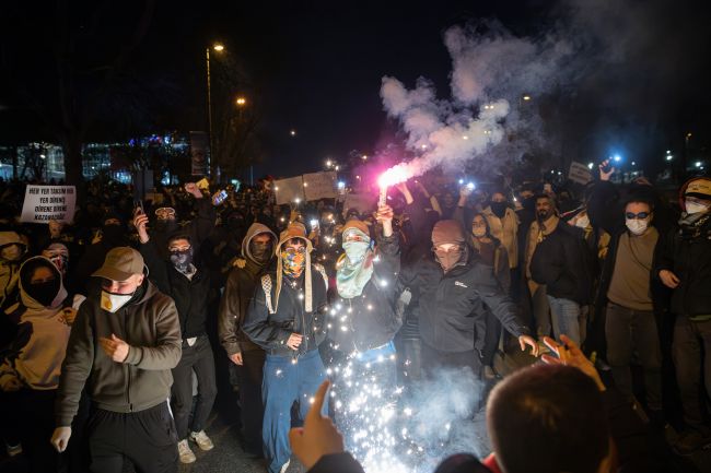 Turquia detém jornalistas em meio a crescentes protestos contra a prisão de Ekrem Imamoglu