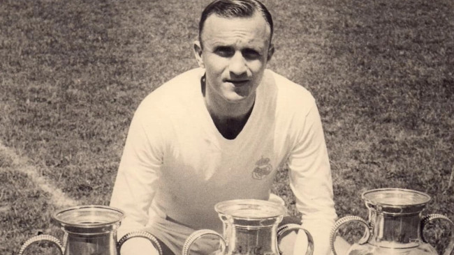 A lenda do Real Madrid José Santamaría, vencedor de quatro Copas da Europa, falece aos 96 anos