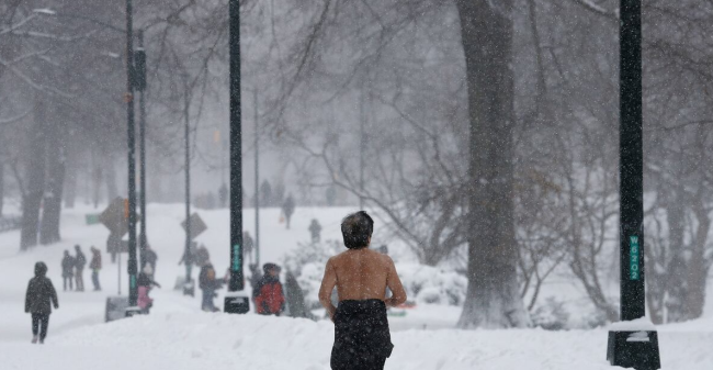 Mais de 5.000 voos foram cancelados enquanto a neve recorde enterra a costa leste dos EUA