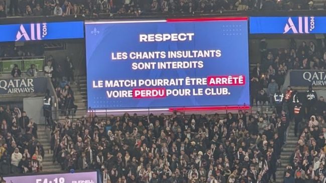 A partida PSG-Lyon Ligue 1 no último domingo foi interrompida por cânticos homofóbicos