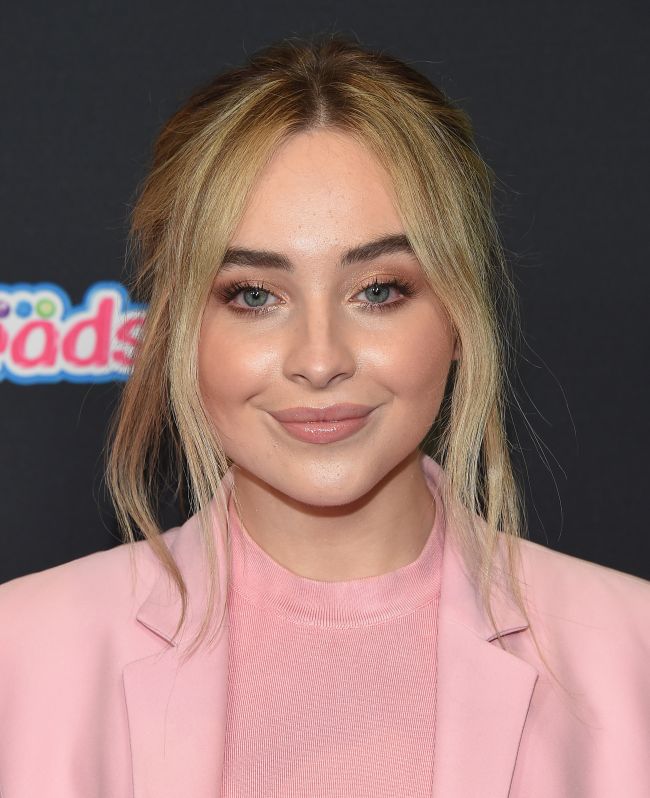 O verão de Sabrina Carpenter continua com uma corrida recorde de três semanas