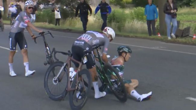 O líder do Tour de France, Jasper Philipsen, temia perder o restante da competição após um grave acidente na etapa 3