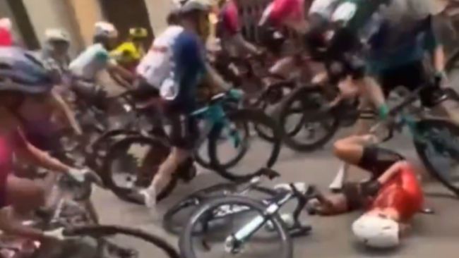 Mulher empurrando ciclista em corrida na Espanha não foi intencional, diz mídia local
