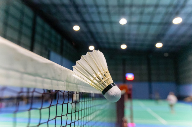 Os jogadores de badminton são divididos por uma nova regra para tornar as partidas mais curtas: 15 pontos em vez de 21