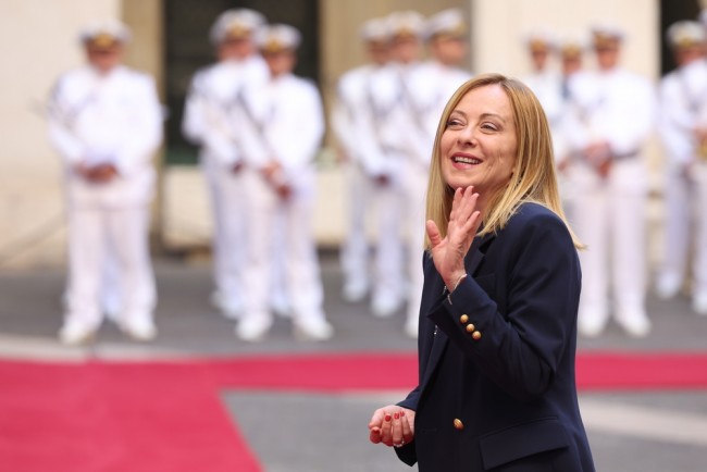 A Itália criminaliza o feminicídio, punindo-a com prisão perpétua