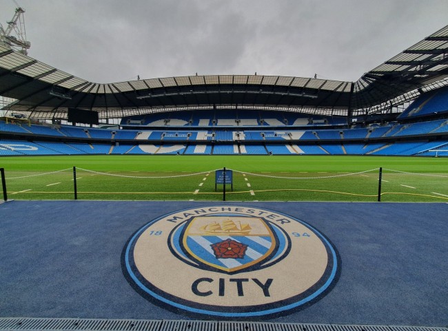 O Manchester City finalmente joga aquele jogo tão adiado e corre atrás do Arsenal pelo título da liga