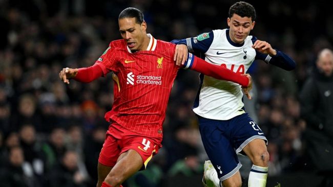 Liverpool e Arsenal lideram a Premier League, mas ambos caíram na primeira mão das semifinais da Carabao Cup