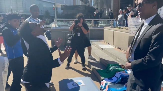 Torcedores do Dallas Mavericks trouxeram um caixão ao estádio para protestar contra a troca de Luka Dončić