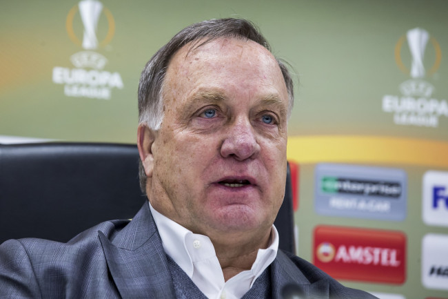O técnico de Curaçao, Dick Advocaat, renuncia quatro meses antes da estreia na Copa do Mundo