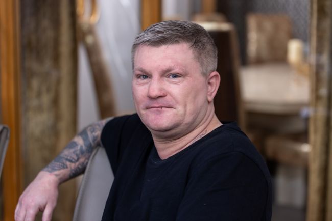 Milhares de pessoas se reúnem nas ruas de Manchester para dizer um último adeus a Ricky Hatton