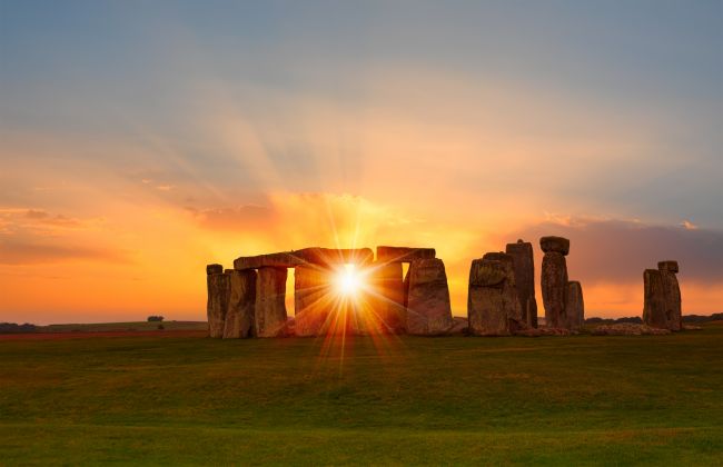 Arqueólogos acreditam ter encontrado uma versão mais antiga de Stonehenge a três milhas do sítio atual