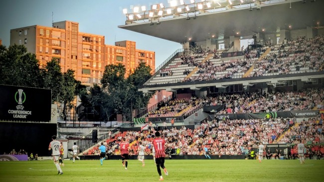 Imagem ilustrativa sobre Rayo Vallecano em ação: encara o Sevilla ao vivo e já mira duelo com Alavés após estreias opostas na La Liga