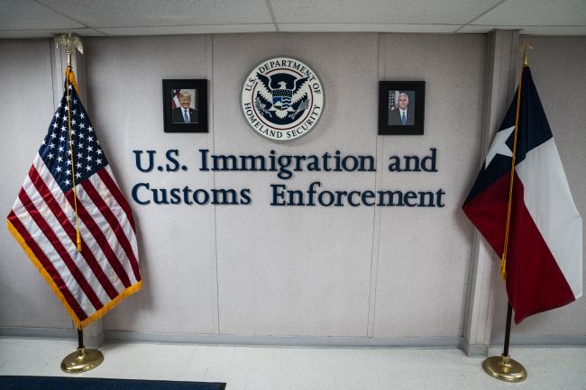 Renunciar à cidadania americana está se tornando mais comum e difícil de processar rapidamente