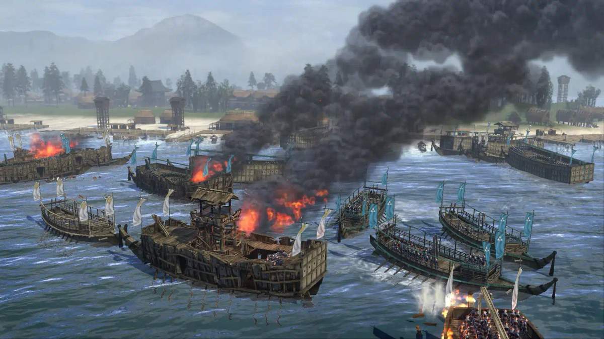 Uma batalha naval em Total War: Shogun 2 apresentando navios em chamas e soldados em um cenário costeiro.