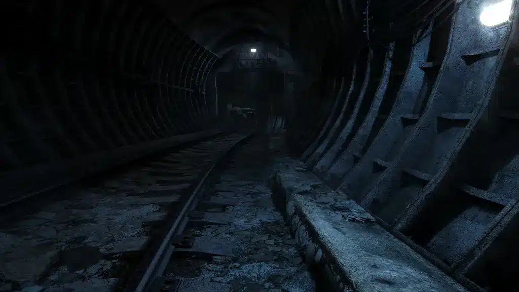 Uma visão sombria e atmosférica de um túnel de metrô abandonado com suportes de metal enferrujados e iluminação fraca.