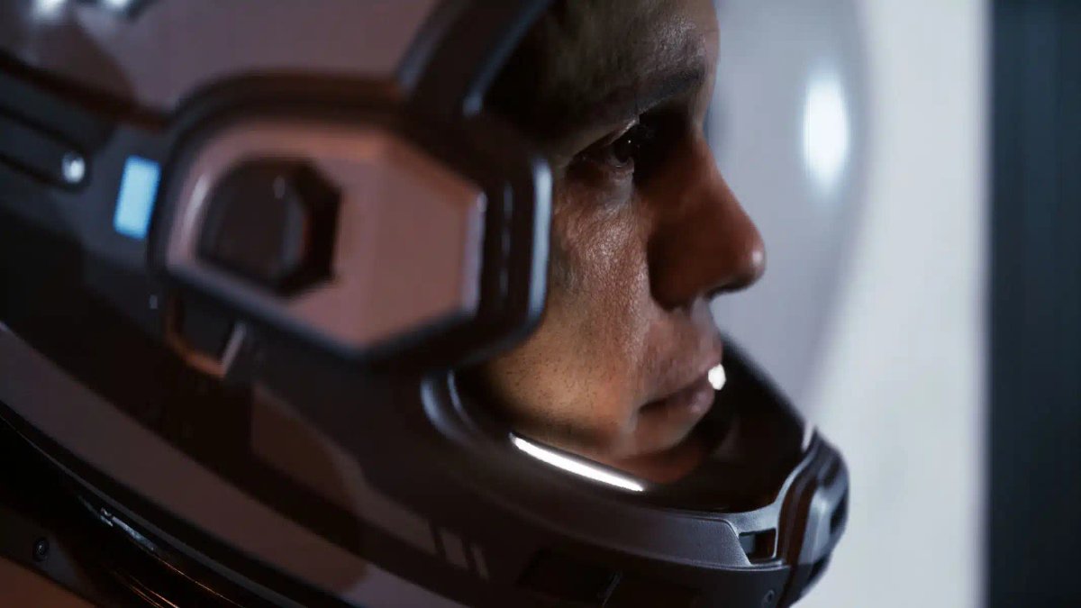 Um close-up de um personagem usando um capacete espacial futurista em Directive 8020.