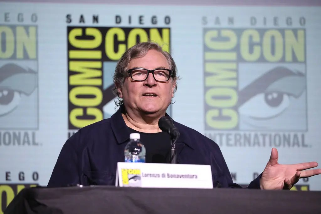 O produtor Lorenzo di Bonaventura falando na San Diego Comic-Con