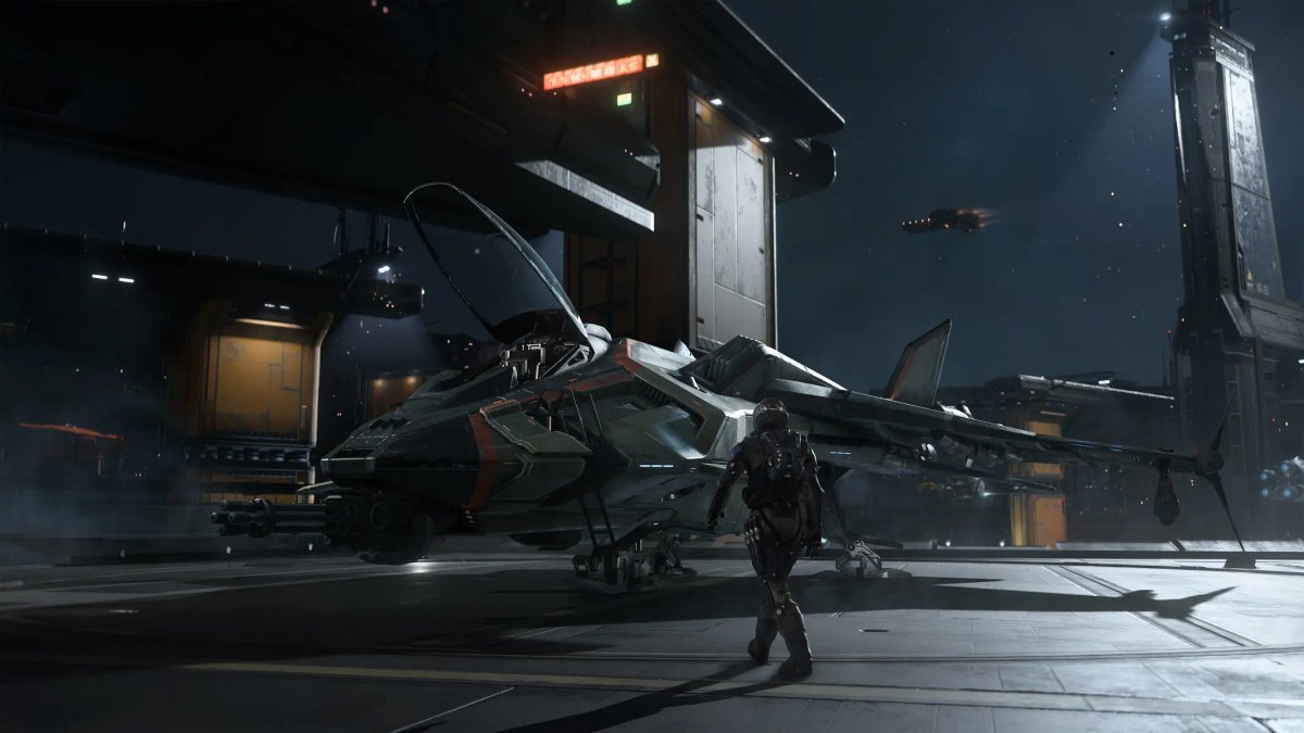 Um piloto em pé ao lado de um caça estelar cinza e elegante no convés de um hangar de uma estação espacial futurista em Squadron 42.